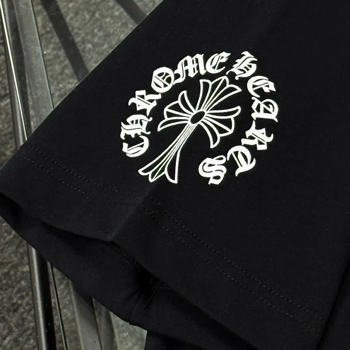 P170 Chrome Hearts 25 high-end versions. The fabric is made of 300 grams of high-density pure cotton. It does not deform or shrink. It has three labels. It is the same style for men and women. Technology: suede foaming + digital printing. Color: white, black. SIZE: S-XL.
